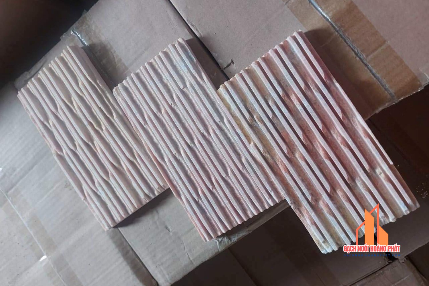 Đá chẻ răng lược hồng 10x20 cm bề mặt cắt có nhiều rãnh sóng